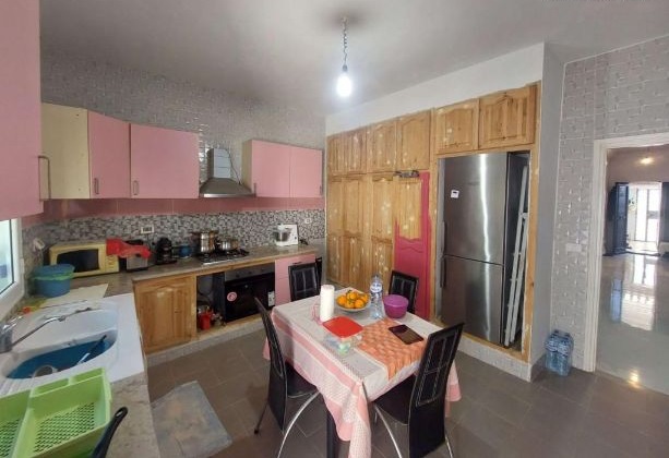 À vendre : Maison R+1 récemment construite à Fouchena avec r