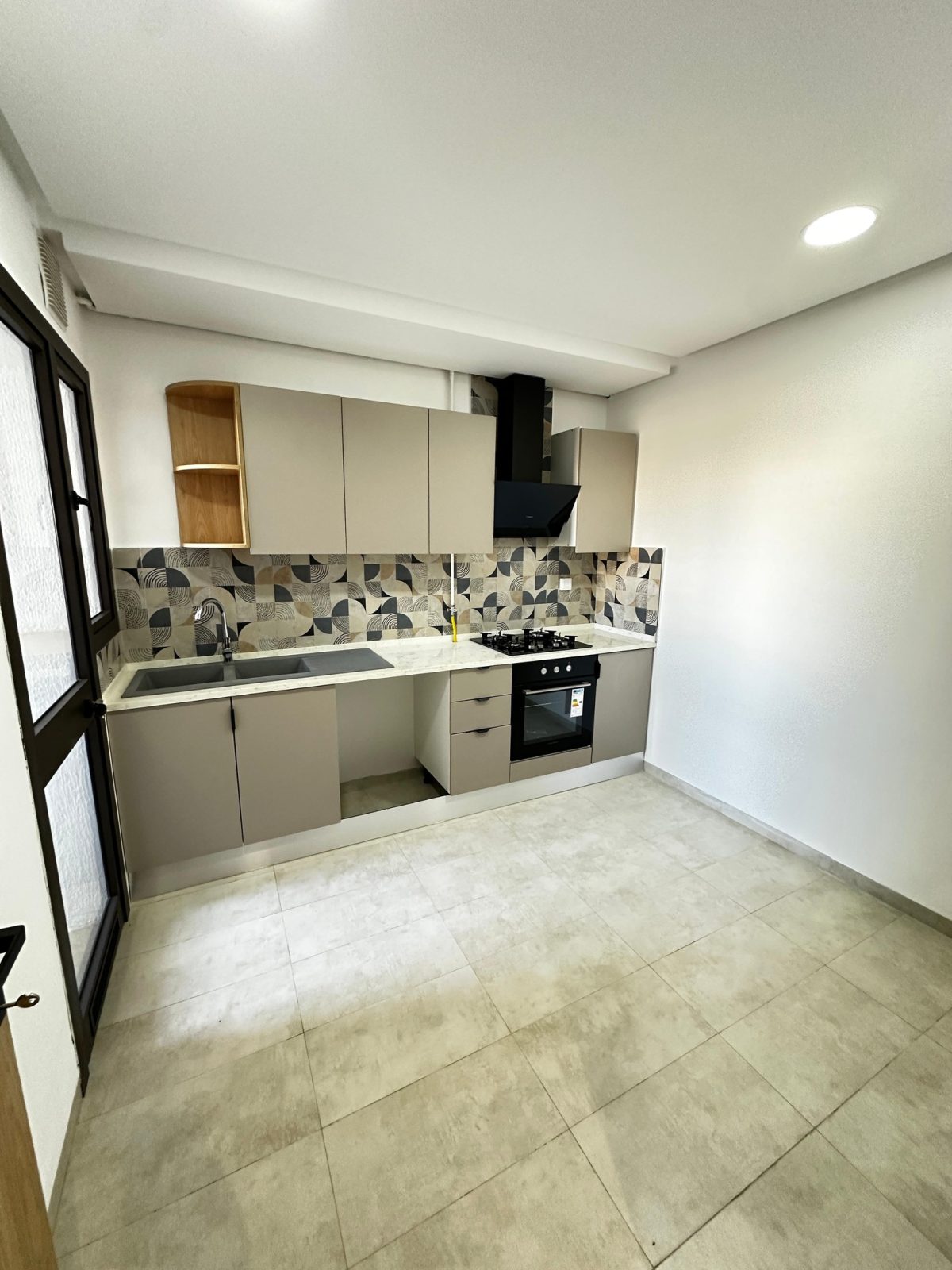 a louer un appartement s2 avec place parking a la nouvelle medina 3 jamais habitée