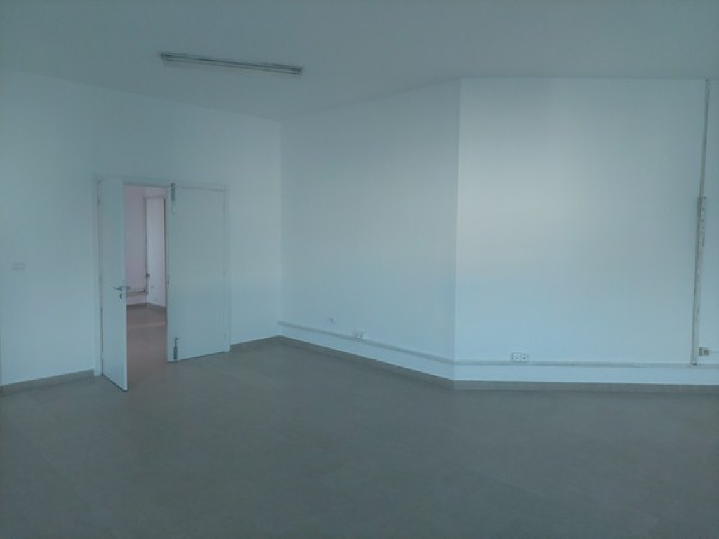 Terrain AFH de 581 m² à Hnéya 1 – Mhamdia, situé sur une colline avec une vue ouverte.