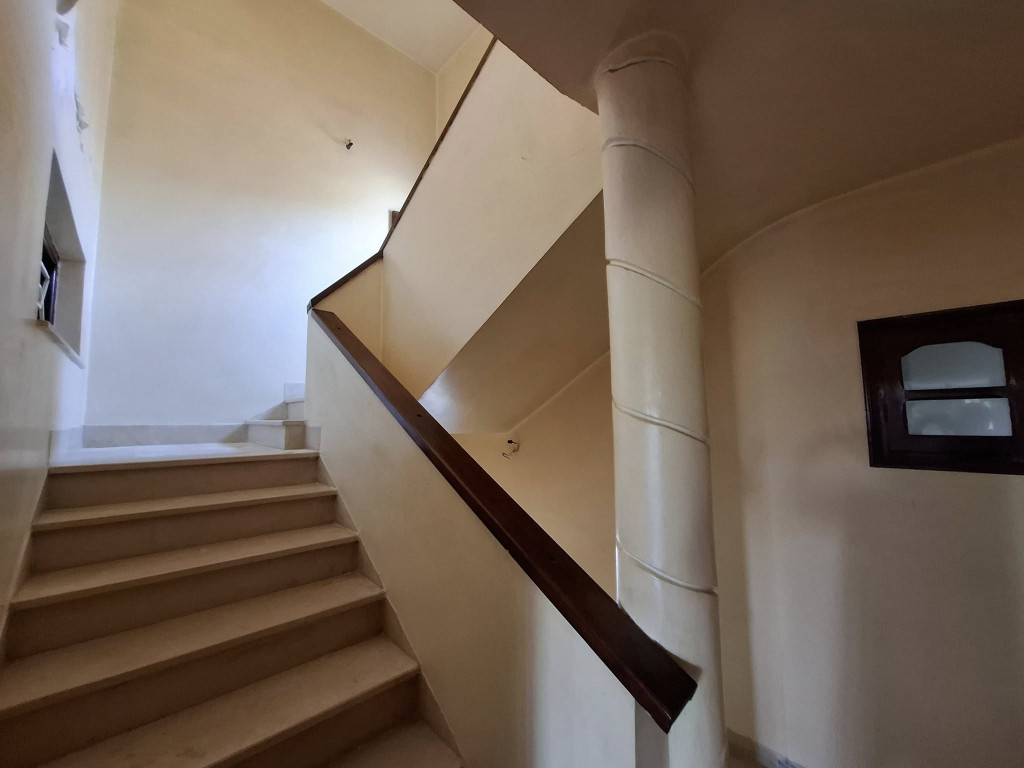 À Vendre – Duplex S+6 sur 3 niveaux à Mourouj 5, rare sur le marché avec terrasse spacieuse et chauffage central