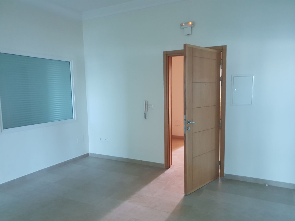 Terrain AFH de 581 m² à Hnéya 1 – Mhamdia, situé sur une colline avec une vue ouverte.