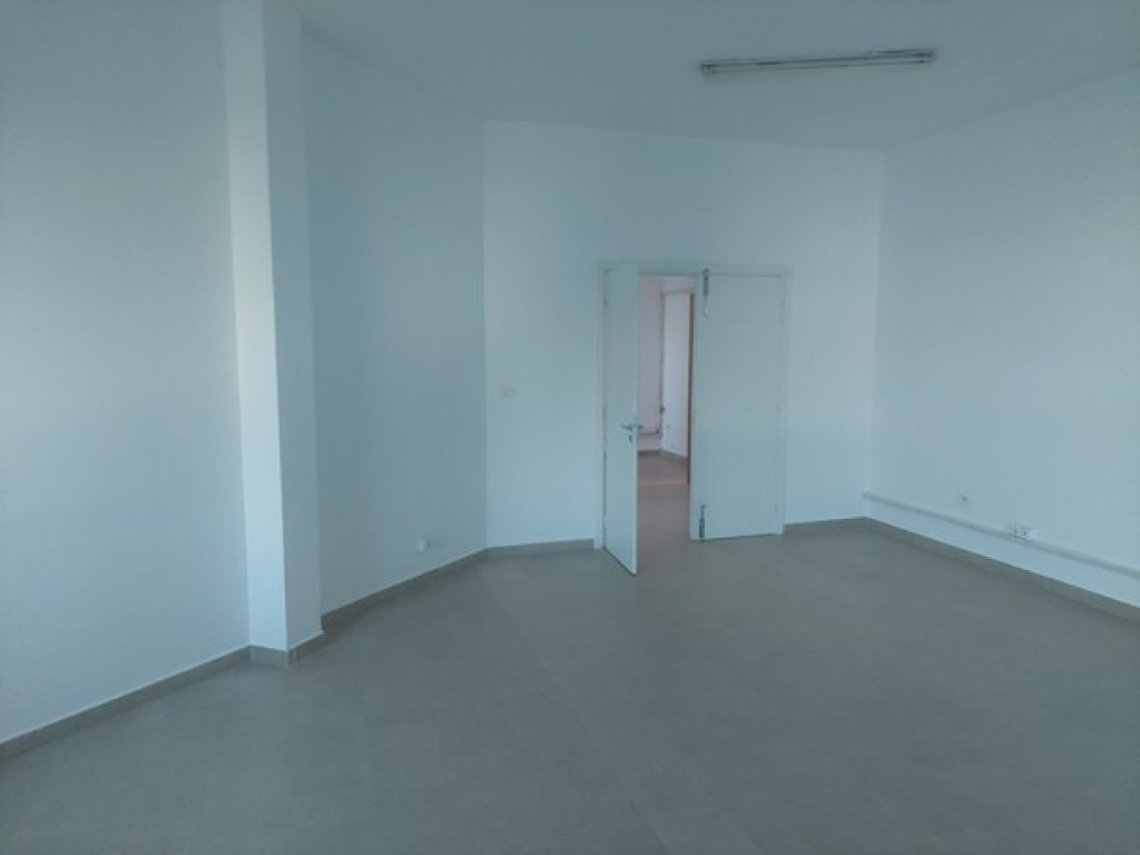 Terrain AFH de 581 m² à Hnéya 1 – Mhamdia, situé sur une colline avec une vue ouverte.