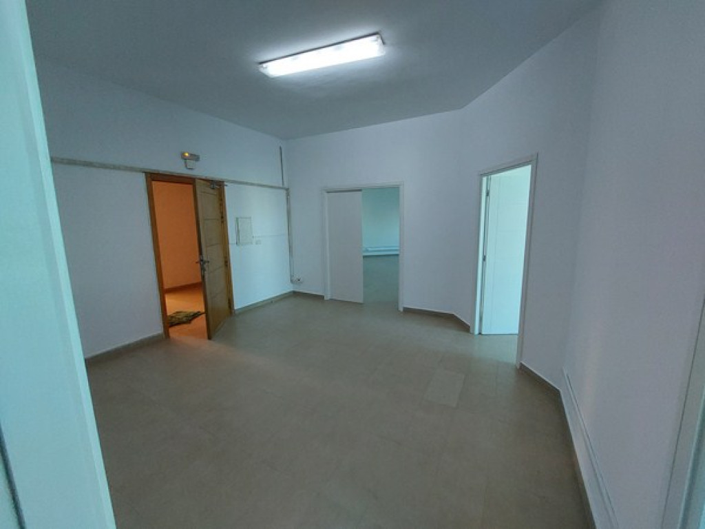 Terrain AFH de 581 m² à Hnéya 1 – Mhamdia, situé sur une colline avec une vue ouverte.