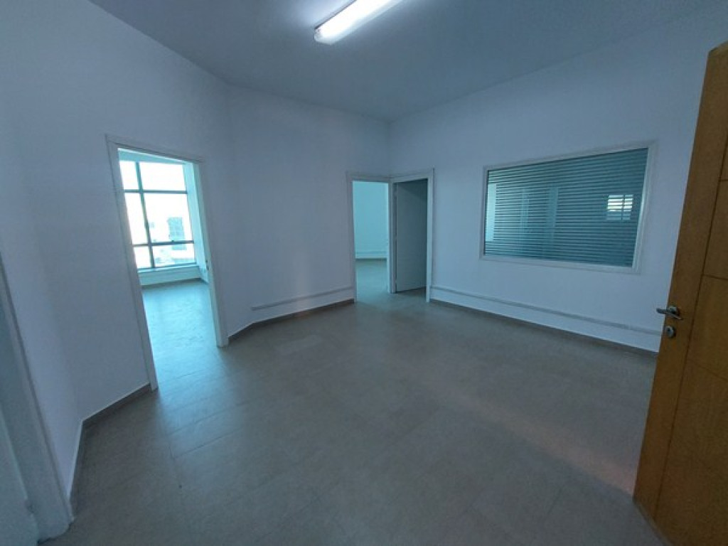Terrain AFH de 581 m² à Hnéya 1 – Mhamdia, situé sur une colline avec une vue ouverte.