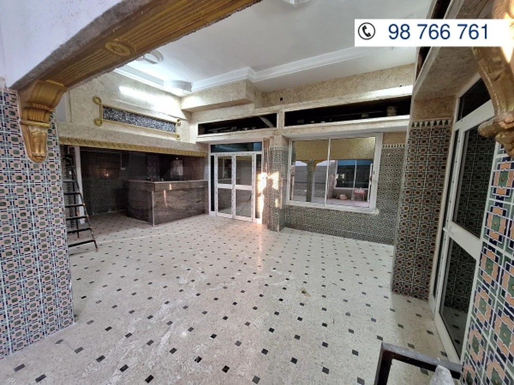 À vendre – Local commercial de 150 m² avec terrasse, idéal pour salon de thé, à proximité de la Maison des Jeunes