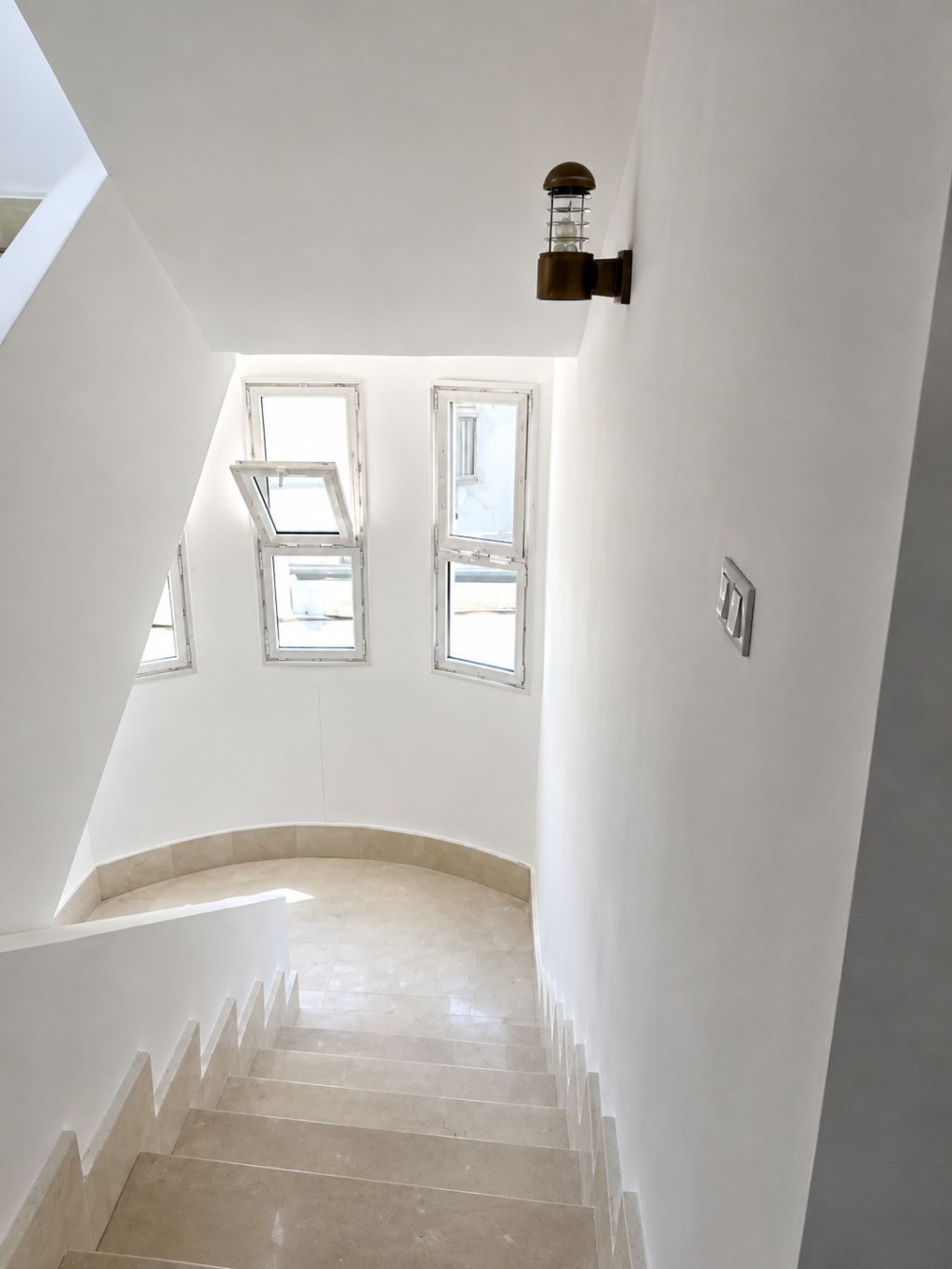 À vendre maison R+2 avec deux entrées indépendantes à El Mourouj 4