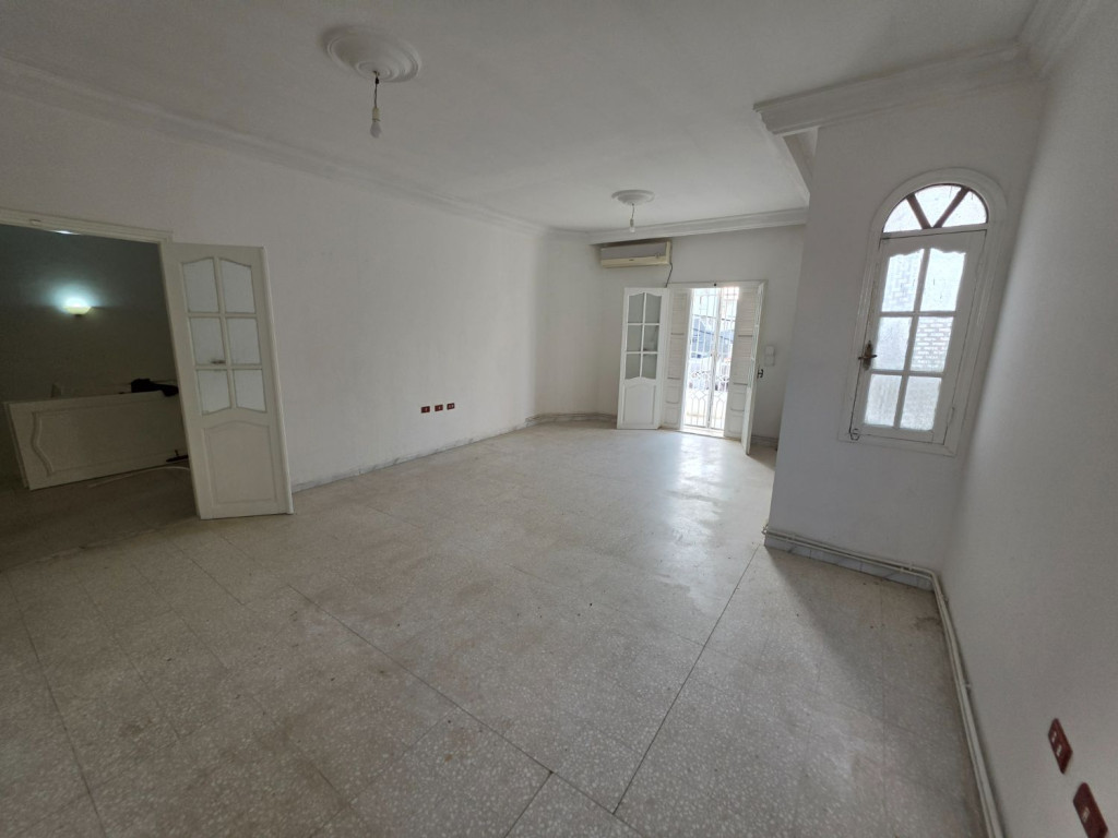 À vendre villa indépendante S+6 avec jardin et parking à El Mourouj 4
