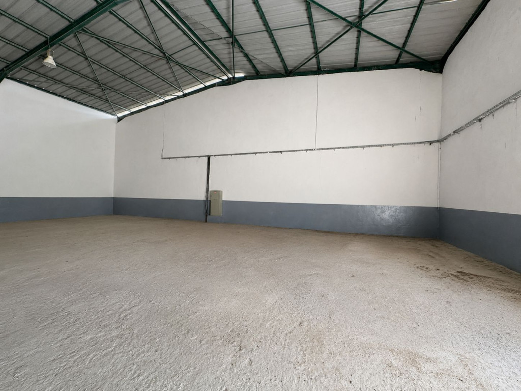 Dépôt industriel de 1250 m² avec administration et grande cour à louer dans la zone industrielle El Mghira 3