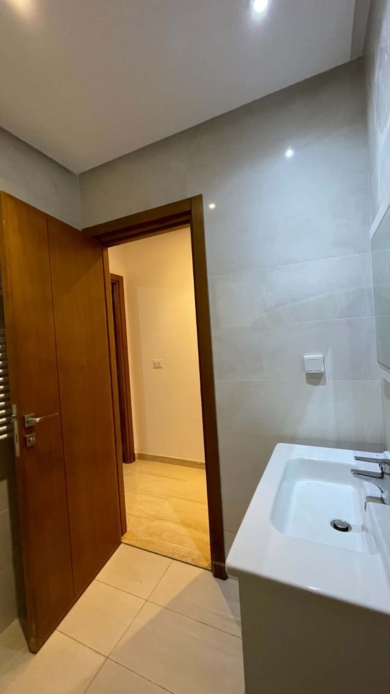 À vendre appartement S+1 haut standing de 60 m² sur la route principale à El Mourouj 6